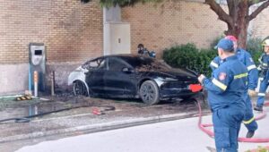 Une Tesla Model 3 prend feu, le pire a été évité pour les pompiers