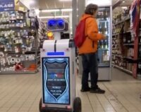 Ce robot traque les voleurs dans les magasins Carrefour, vous ne lui échapperez pas !