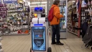 Ce robot traque les voleurs dans les magasins Carrefour, vous ne lui échapperez pas !